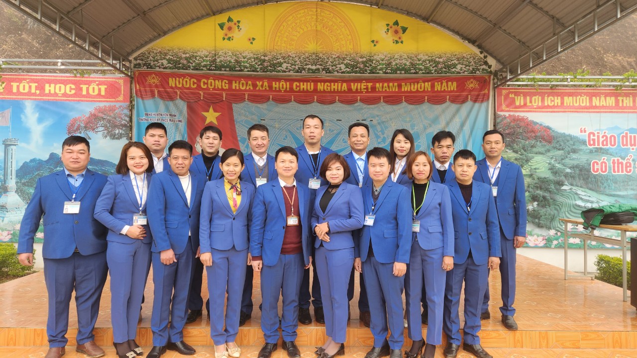 Tập thể giáo viên Trường PTDTBT THCS Mậu Long